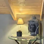 Aneli-attic In شقة